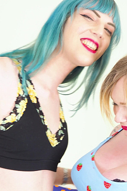Daisy Gets Railed by Kelly for the First Time!